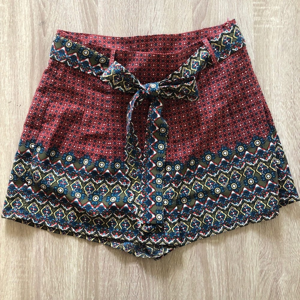 High-waisted pleated shorts